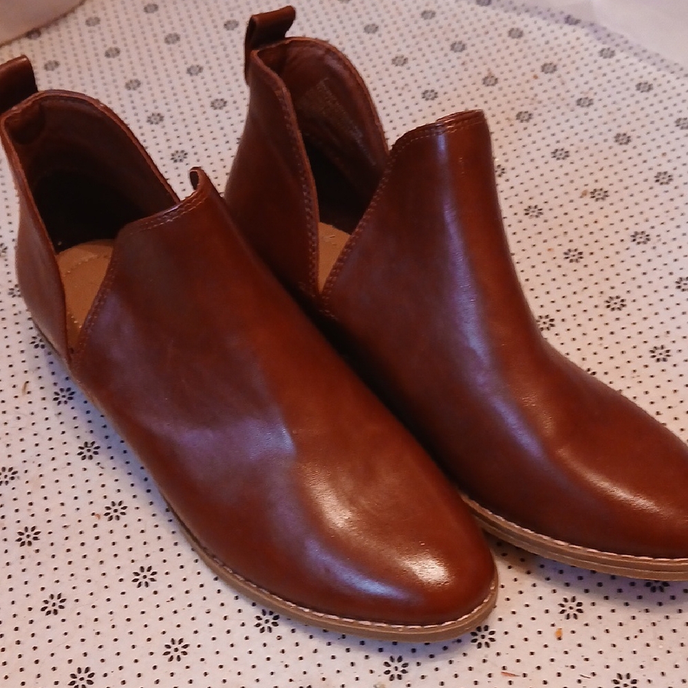 Universal Threads Split Top Ankle Boot